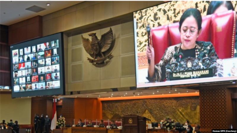 Ketua DPR RI Puan Maharani memimpin Sidang Paripurna, Selasa (12/4). (Foto: Humas DPR)
