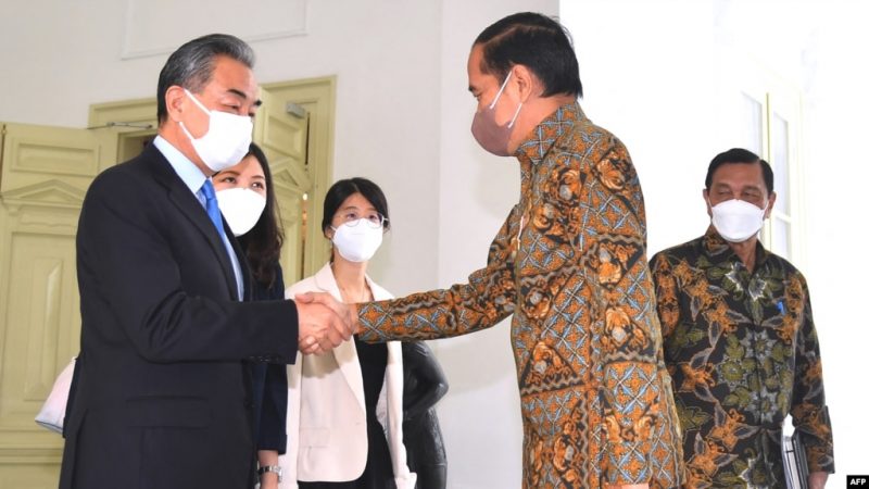 Presiden Indonesia Joko Widodo (kanan) berjabat tangan dengan Menteri Luar Negeri China Wang Yi (kiri) di Istana Merdeka di Jakarta pada 11 Juli 2022 lalu (foto: ilustrasi).