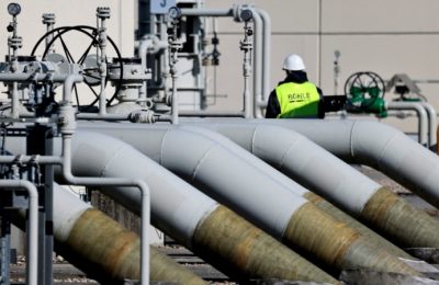 Seorang petugas memeriksa jaringan pipa gas Nord Stream 1 yang mengalirkan gas Rusia ke Lubmin, Jerman (foto: dok).