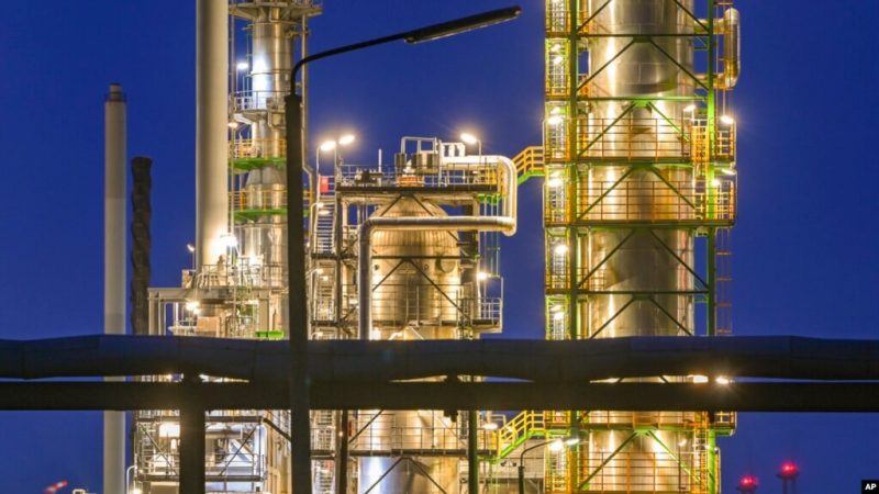 FILE - Fasilitas kilang minyak di lokasi industri PCK-Raffinerie GmbH, yang dimiliki bersama oleh Rosneft, menyala pada malam hari di Schwedt, Jerman, pada 4 Mei 2022. (Patrick Pleul/dpa melalui AP, File)