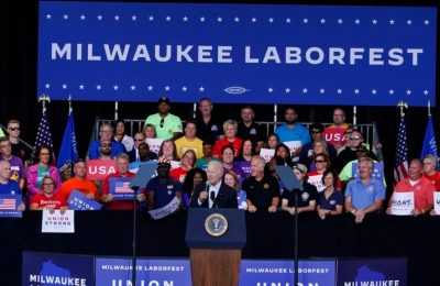 Presiden Joe Biden berbicara pada sebuah acara peringatan Hari Buruh di Henry Maier Festival Park di Milwaukee, Senin, 5 September 2022.(Foto: AP/Morry Gash)