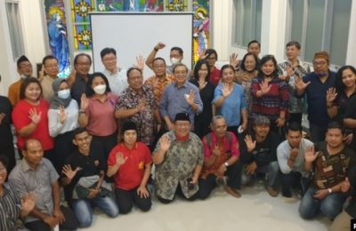 Aktivis Roemah Bhinneka dan pegiat HAM di Jawa Timur, sepakat mendorang negara beri kemudahan perkawinan beda agama (foto Petrus Riski-VOA)