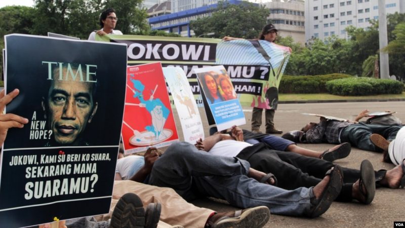 Aksi unjuk rasa di depan Istana Negara, Jakarta hari Rabu (17/12) untuk mendesak pemerintah mengusut tuntas pelaku penembakan di Paniai, Papua. (Foto: VOA/Fathiyah).