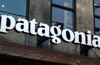 Sebuah toko Patagonia di kota Pittsburgh, AS (foto: ilustrasi). Yvon Chouinard menyerahkan perusahaannya senilai $3 Miliar dalam upaya berbuat lebih banyak untuk pelestarian Bumi. (Ist)