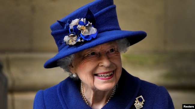 FILE - Ratu Elizabeth di Westminster Abbey, London, 21 Oktober 2021. (Frank Augstein/Pool via Reuters)