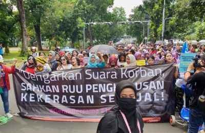Ilustrasi desakan penghapusan kekerasan seksual terhadap perempuan. (Foto: VOA/Sasmito Madrim)