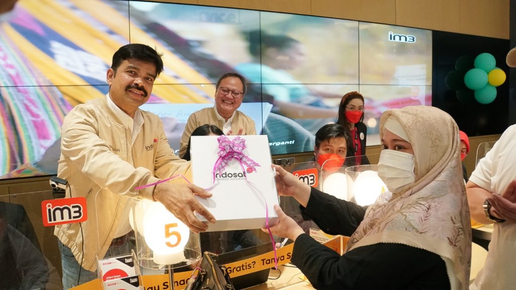 Tampak pada gambar, Chief Commercial Officer Indosat Ooredoo Hutchison, Ritesh Singh (kiri) dan Director & Chief Strategy & Execution Officer IOH, Armand Hermawan (dua dari kiri), saat memberikan apresiasi kepada pelanggan di Gerai IM3 Kota Kasablanka, Jakarta (4/9). (Ist)