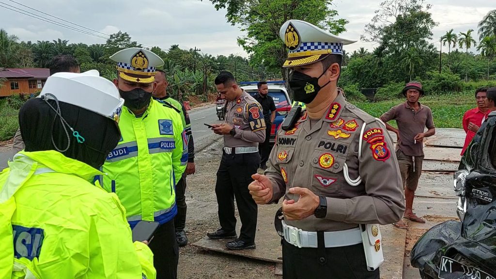 Direktur Lalu Lintas Polda Kaltim, Komisaris Besar Sonny Irawan memimpin olah TKP laka maut di Jalan Soekarno-Hatta KM 24. (DP)