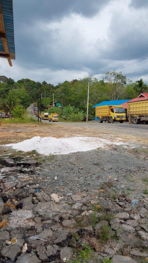 Penyetopan truk peggangkut batubara yang diduga ilegal di Kutai Barat. (Ist)