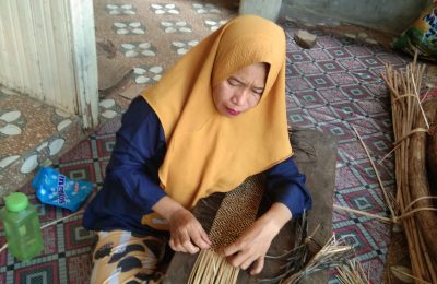 Pengrajin rotan di Kabupaten Paser. (Ist)