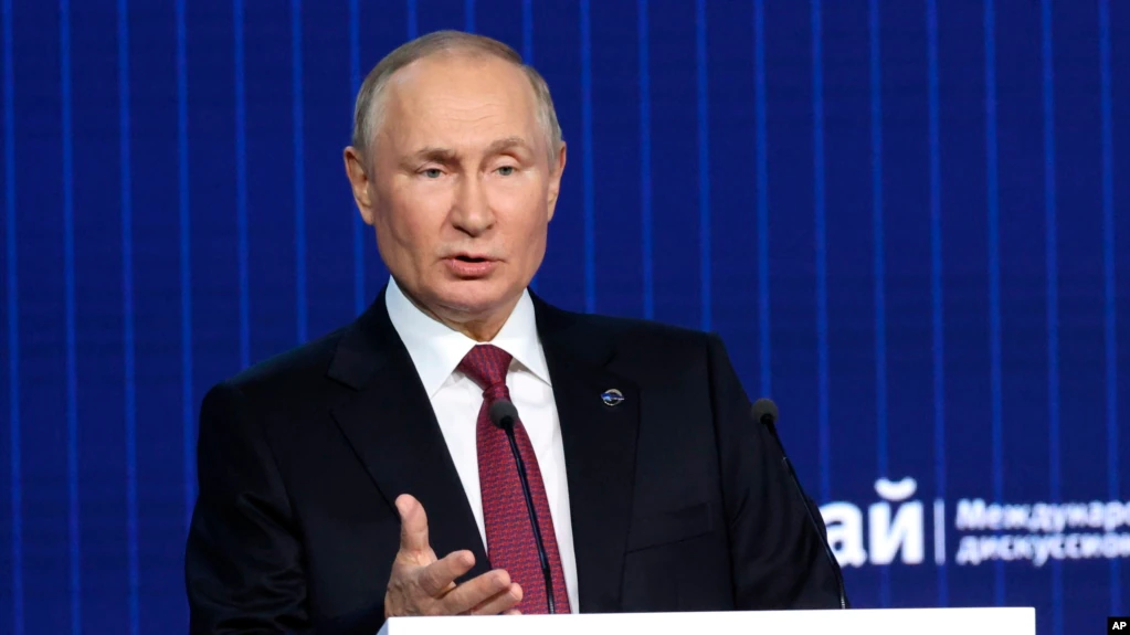 Presiden Rusia Vladimir Putin berbicara dalam acara pertemuan tahunan Valdai International Discussion Club yang digelar di luar Kota Moskow, Rusia, pada 27 Oktober 2022. (Foto: Sergei Karpukhin, Sputnik, Kremlin Pool Photo via AP)