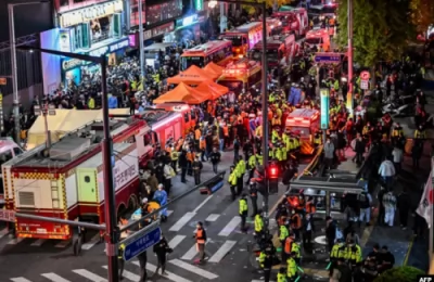 Polisi dan paramedis berkumpul untuk membantu puluhan orang mengaami serangan jantung, di distrik Itaewon di Seoul pada 30 Oktober 2022. (Foto: AFP)