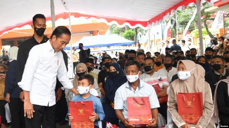 Presiden Joko Widodo bertemu dengan keluarga dan kerabat korban kerusuhan, usai pertandingan sepak bola antara Arema vs Persebaya Surabaya di Malang, 5 Oktober 2022. (Istana Kepresidenan via Reuters).