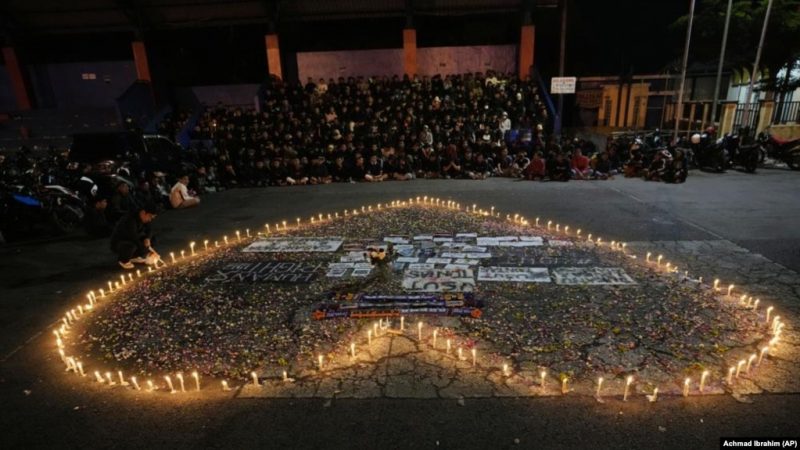 Suporter klub sepak bola "Arema" hari Senin (3/10) mendoakan para korban meninggal pada pertandingan sepak bola hari Sabtu di stadion Kanjuruhan, Malang. (Foto: AP / Achmad Ibrahim)