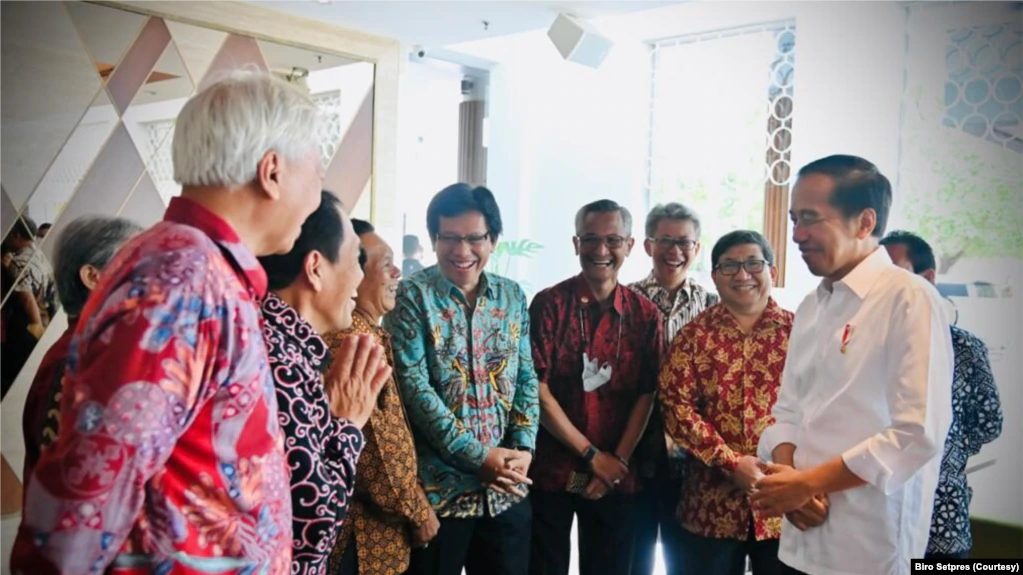 Presiden Jokowi bertemu dengan teman-temannya semasa mengenyam pendidikan tinggi di Universitas Gadjah Mada (UGM), pada Minggu, 16 Oktober 2022. (Foto: Biro Setpres/Laily Rachev)