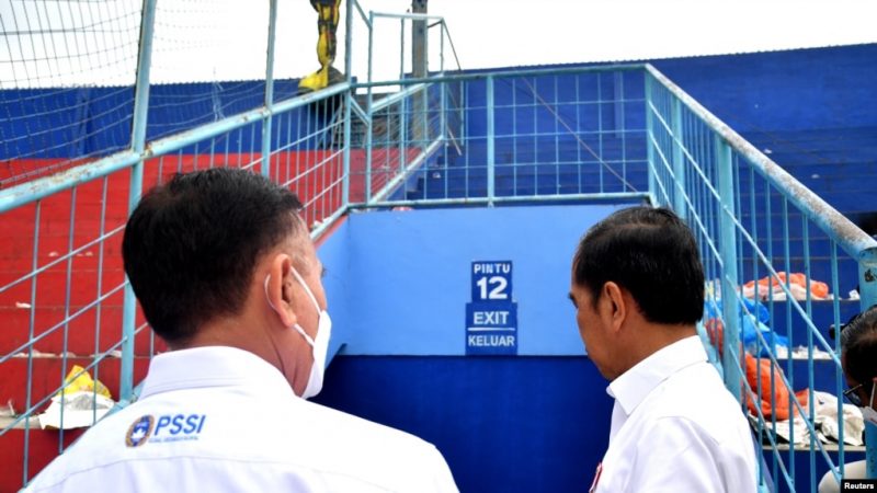 Presiden Indonesia Joko Widodo dan Ketua Umum Persatuan Sepak Bola Indonesia Mochamad Iriawan mengunjungi Stadion Kanjuruhan di Malang, Provinsi Jawa Timur, 5 Oktober 2022. (Istana Kepresidenan RI/Handout via Reuters)