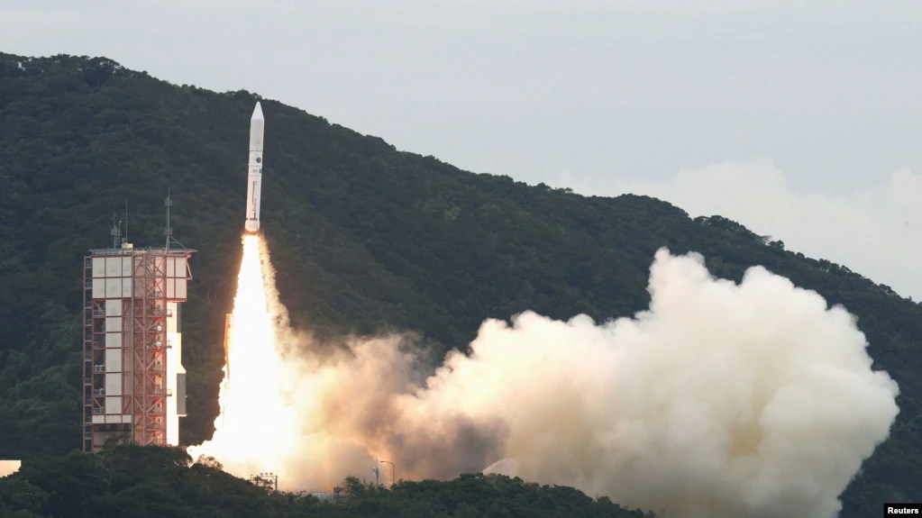 Epsilon-6, roket berbahan bakar padat, lepas landas dari Pusat Antariksa Uchinoura milik Japan Aerospace Exploration Agency (JAXA) di prefektur Jepang barat daya Kagoshima, Jepang 12 Oktober 2022. (Kyodo via REUTERS)