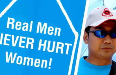 Seorang pria memegang plakat untuk membela perempuan. Komnas Perempuan mendorong orang untuk menghentikan kekerasan dalam rumah tangga (KDRT), masalah yang lazim dan sering diabaikan di masyarakat. (Foto: AFP/Adek Berry)