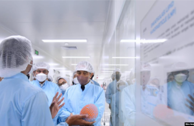 Presiden Jokowi meresmikan pabrik COVID-19 dengan Platform mRNA milik PT Etana Biotechnology Indonesia di kawasan Industri Pulogadung, Jakarta, Jumat (7/10). (Foto: Biro Setpres)