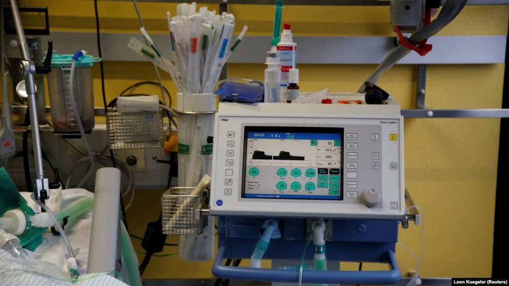 Sebuah ventilator terlihat di ICU di Jerman, 21 Desember 2020, sebagai ilustrasi. Dokter yang menangani kasus-kasus gangguan ginjal akut di Yogyakarta mengatakan, waktu masuk pasien ke rumah sakit sangat berdampak pada prospek kesembuhan. (Foto: REUTERS/Leon Kuegeler)