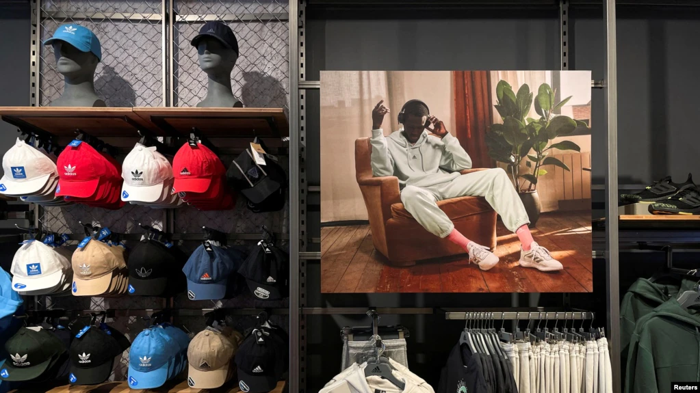 Merchandise Adidas terpasang di salah satu tokonya di Garden City. New York, pada 25 Oktober 2022. Adidas telah memutus kerja sama dengan rapper Kanye West akibat pernyataan antisemit yang dilontarkan oleh West. (Foto: Reuters/Shannon Stapleton)