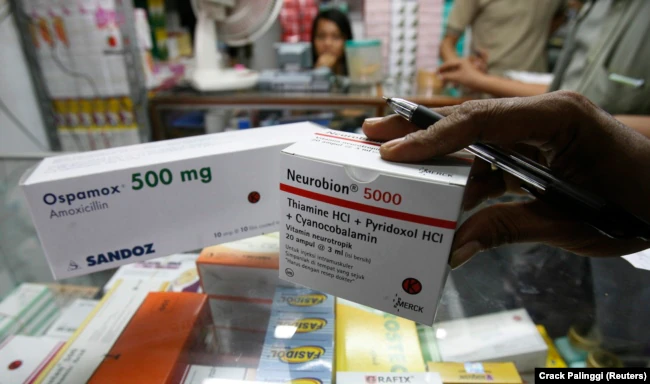 Seorang pemilik apotek memeriksa paket obat yang baru tiba di sebuah pasar di Jakarta, 26 November 2008. (Foto: REUTERS/Crack Palinggi)