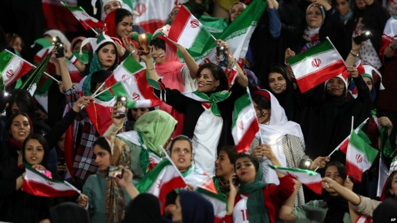 Para perempuan Iran bersorak selama pertandingan sepak bola kualifikasi Piala Dunia 2022 antara Timnas Iran melawan Kamboja, di Stadion Azadi di Teheran (foto: dok).