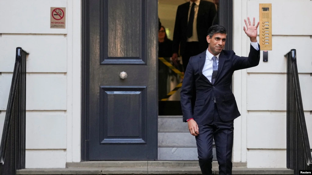 Pemimpin baru Partai Konservatif Inggris Rishi Sunak berjalan di luar Markas Kampanye Konservatif, di London, 24 Oktober 2022.