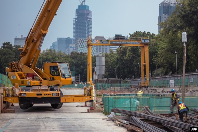 Gambar ini memperlihatkan para pekerja di lokasi pembangunan MRT (mass rapid transit) tahap kedua di Jakarta pada 20 September 2022. (BAY ISMOYO/AFP)