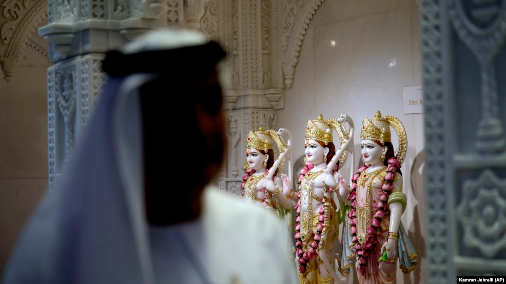 Seorang tamu Emirat saat upacara pembukaan kuil Hindu baru, di Dubai, Uni Emirat Arab, Selasa, 4 Oktober 2022. (AP/Kamran Jebreili)