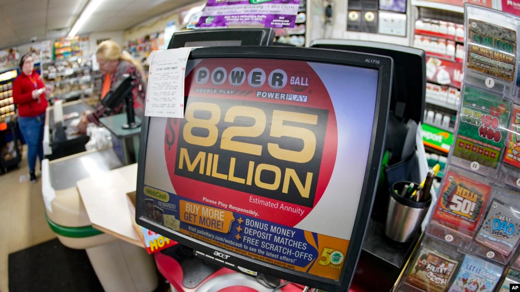 Pelanggan membayar belanjaan mereka di sebelah tampilan tiket lotere yang menunjukkan jumlah jackpot untuk penarikan undian Powerball Sabtu, 29 Oktober di pasar di Prospect, Pa., Jumat, 28 Oktober 2022. (AP/Keith Srakocic)