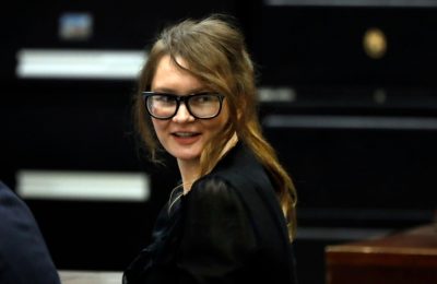 Sosialita palsu dan penipu, Anna Sorokin, yang pengalaman hidupnya menginspirasi serial Netflix, telah dibebaskan dari tahanan imigrasi AS dan dipindahkan ke tahanan rumah. (Foto: AP)
