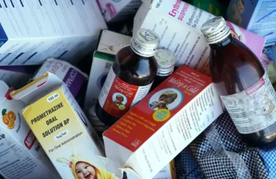 Pihak berwenang India sedang menyelidiki sirup obat batuk yang dibuat oleh perusahaan farmasi lokal setelah Organisasi Kesehatan Dunia (WHO) mengatakan mereka bertanggung jawab atas kematian 66 anak di Gambia. (Foto: AFP)
