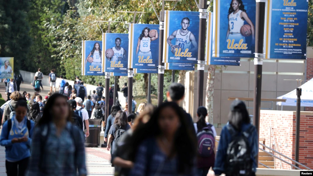 Mahasiswa University of California Los Angeles (UCLA) berjalan di kampus UCLA di Los Angeles, California, AS, 15 November 2017. (Foto: REUTERS/Lucy Nicholson)