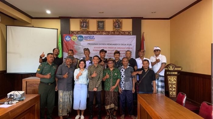 Tim Program Dosen Mengabdi Unversitas Jember bersama masyarakat Desa Kemenuh. (Ist)
