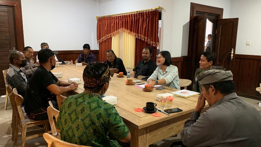 Tim Program Dosen Mengabdi Unversitas Jember bersama masyarakat Desa Kemenuh. (Ist)