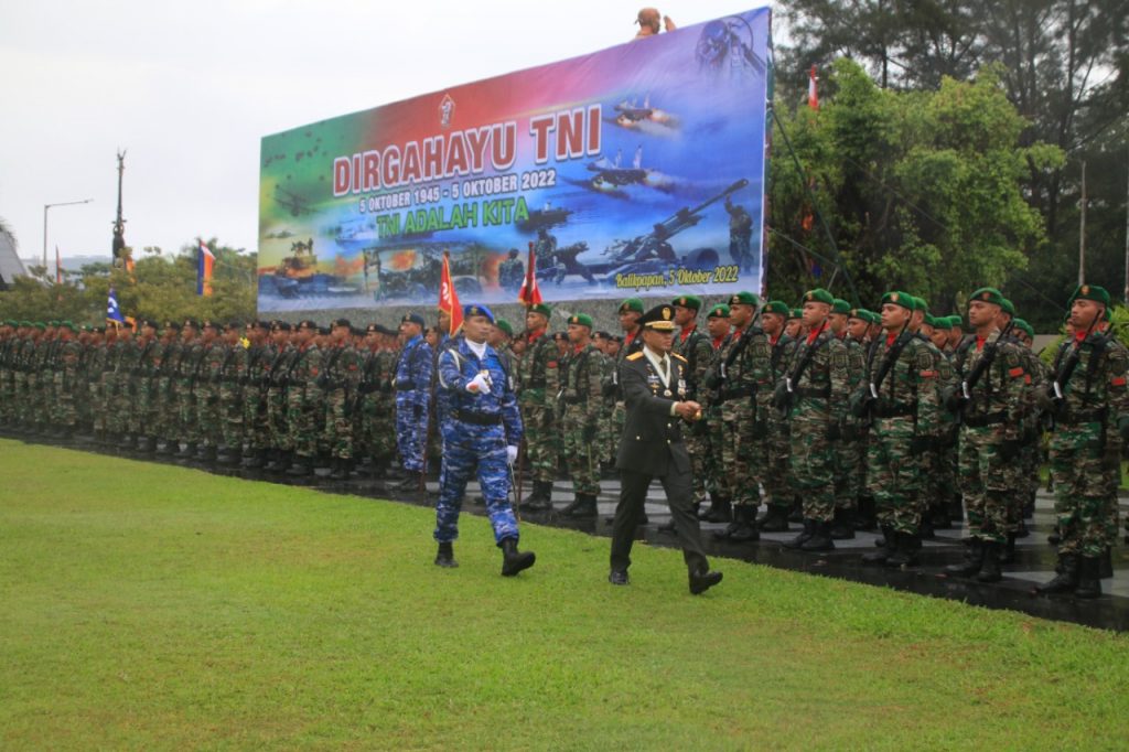 Peringatan HUT ke-77 Tentara Nasional Indonesia (TNI) yang digelar di Lapangan Upacara Kodam VI/Mlw. (Ist)