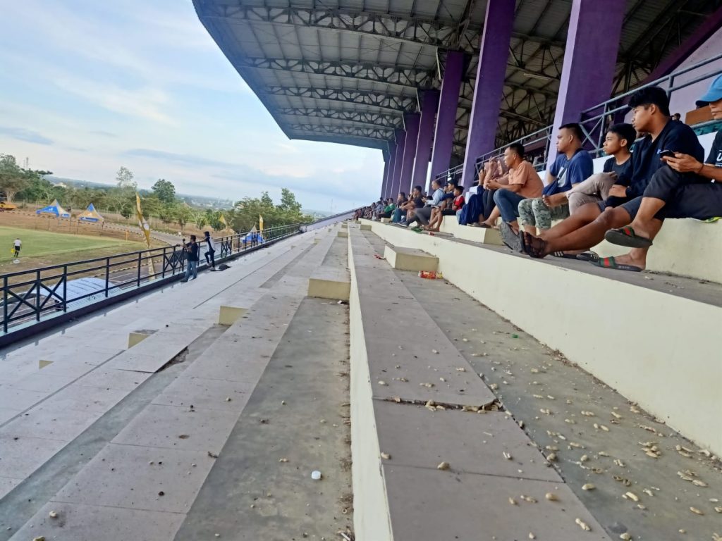 Kondisi Tribun Stadion Sadurengas yang kotor. (TBS)