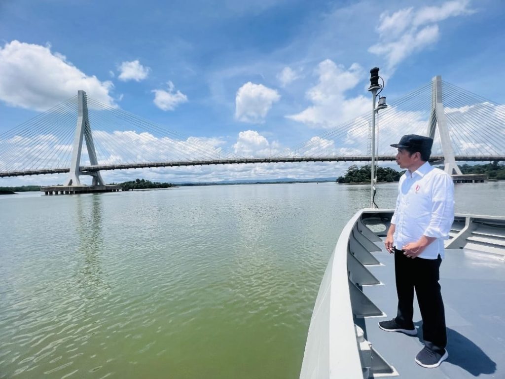 Presiden Joko Widodo dengan latar jembatan Pulau Balang. (Ist)