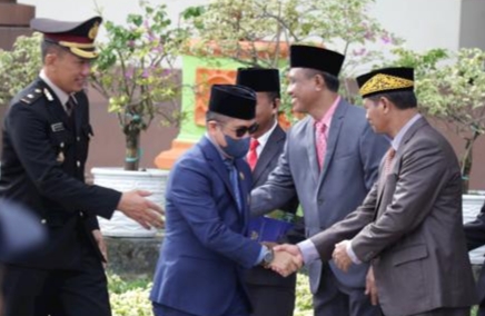 Ketua DPRD Kabupaten PPU, Syahrudin M Noor sedang bersalaman. (Ist)