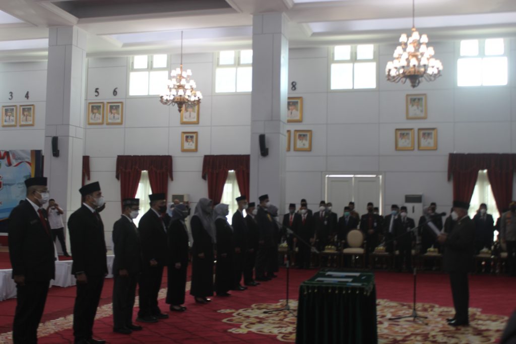 Gubernur Kaltim, H Isran Noor melantik 13 orang Pejabat Pimpinan Tinggi Pratama di lingkungan Pemprov Kaltim. (Ist)