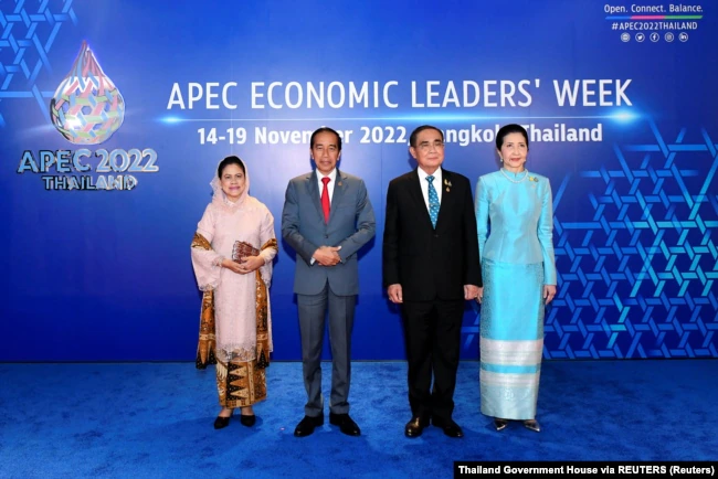Perdana Menteri Thailand Prayuth Chan-ocha, Ibu Negara Naraporn Chao-ocha, Presiden Joko Widodo dan Ibu Negara Iriana menghadiri Gala dinner KTT APEC 2022 di Bangkok, Thailand, 17 November 2022. (Foto: Thailand Government House via REUTERS)