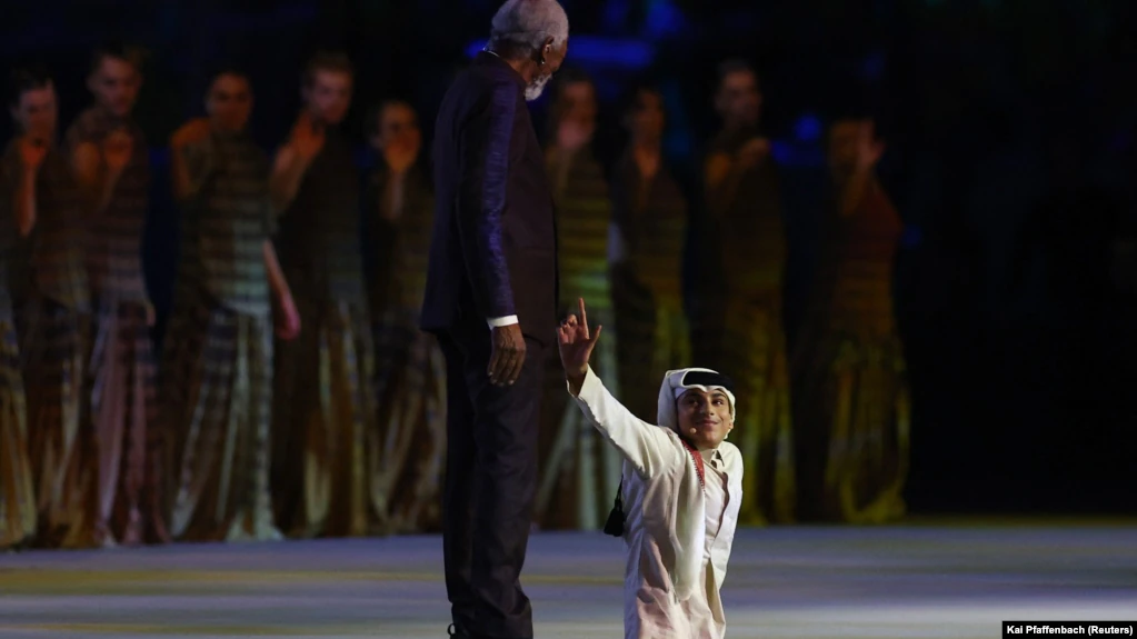 Morgan Freeman dan Ghanim Al-Muftah saat upacara pembukaan Piala Dunia 2022 di Qatar. (Foto: REUTERS/Kai Pfaffenbach)