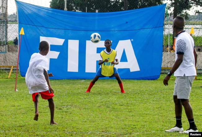 Program FIFA Football for Schools, memberikan pelatihan berkualitas kepada anak muda dan anak sekolah di Abidjan, Pantai Gading, 9 November 2022. (REUTERS/Luc Gnago)