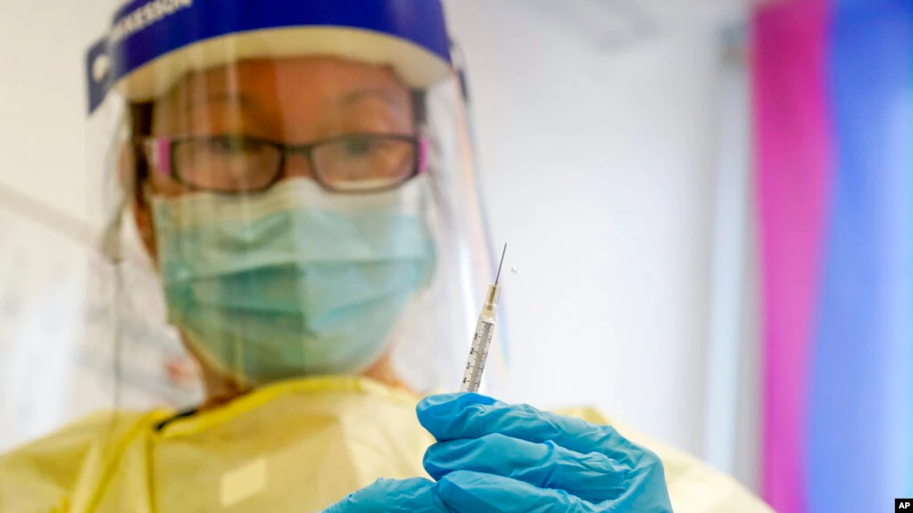 Seorang petugas kesehatan menyiapkan suntikan yang berisi vaksin mpox untuk mencegah cacar monyet pada seorang pasien di sebuah klinik vaksinasi di New York, pada 19 Agustus 2022. (Foto: AP/Mary Altaffer)