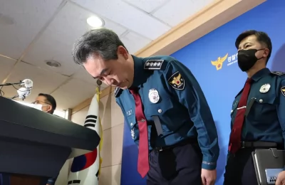 Komisaris Badan Kepolisian Nasional Korea Selatan Yoon Hee-keun (tengah) membungkukkan badannya saat berlangsungnya konferensi pers di kantor Badan Kepolisian Metropolitan Seoul di Seoul, 1 November 2022.