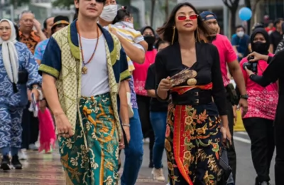 Sebagian peserta peragaan busana batik dengan cat walk sepanjang 600 meter pada perayaan Hari Batik Nasional tanggal 2 Oktober 2022 lalu (foto: courtesy).