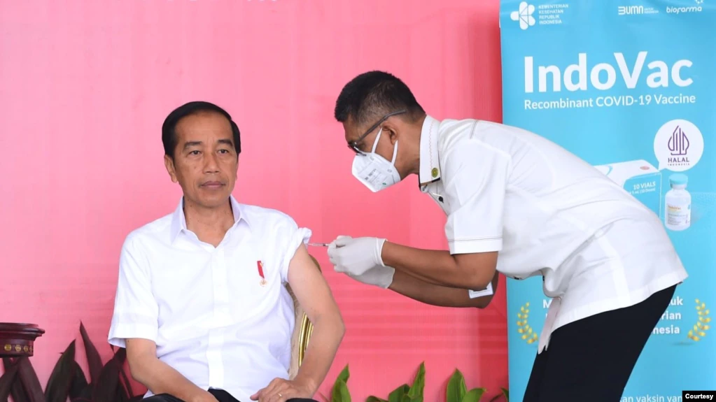 Presiden Jokowi menerima booster COVID-19 kedua atau dosis ke-4 menggunakan vaksin IndoVac buatan Pt Bio Farma, di Istana Kepresidenan Bogor, Jawa Barat, Kamis (24/11) (Biro Setpres)