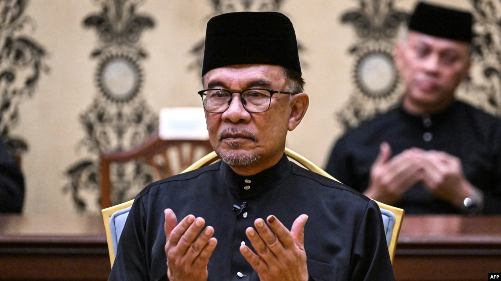 Perdana Menteri Malaysia yang baru dilantik Anwar Ibrahim berdoa setelah mengambil sumpah dalam upacara pengambilan sumpah di Istana Nasional, Kuala Lumpur, 24 November 2022. (Foto oleh MOHD RASFAN / POOL / AFP)