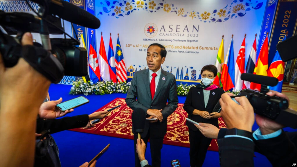 Presiden Indonesia Joko Widodo berbicara kepada media selama KTT ASEAN di Phnom Penh, Kamboja, Jumat, 11 November. 11, 2022. (AP / Anupam Nath)